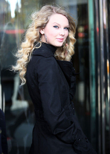 Taylor+Swift+Out+New+York+City+-Bh2DrQXwy9l
