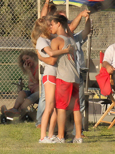 Taylor+Lautner+Flips+Taylor+Swift+xS3Dzg6YkAkl - Taylor Swift