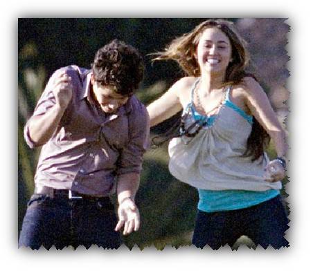 Miley_cyrus_nick_jonas_ensemble - miley si nick