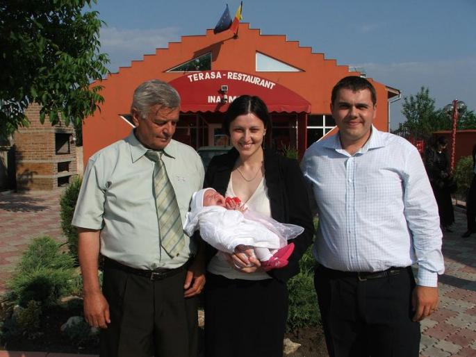 O familie fericita; Stefania, bunicul, mama si tatal ei (Florin prietenul meu) 
