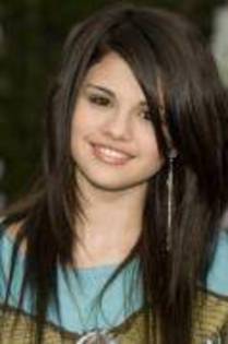 WASEPPKOOKVUJMFNLMH - Selena Gomez