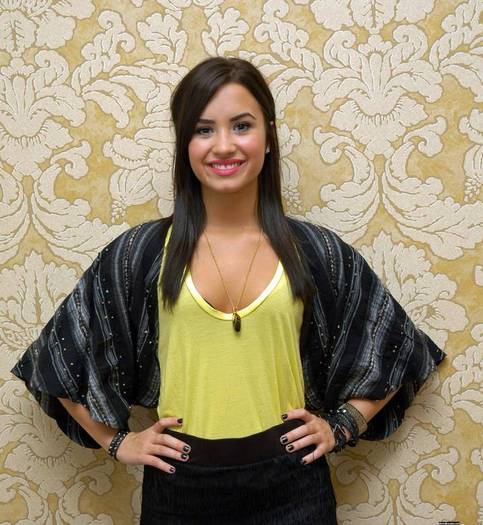6 - Demi Lovato - Intr-un costum galben si negru foarte frumoase