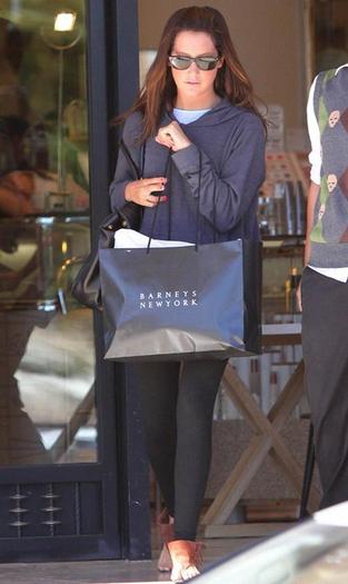 ashley-tisdale-shopaholic-08