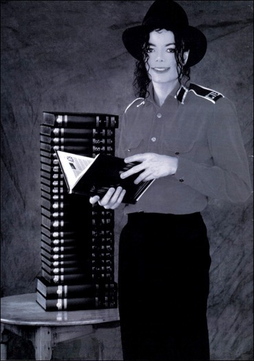 UMTSKYEBPOQPSGTDVOW - Poze Michael Jackson imbracat in uniforme