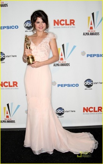 o6wxti - Selena Gomez Wins ALMA Award