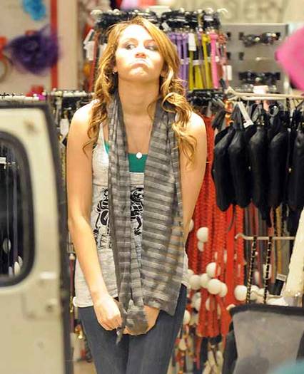 Miley_Cyrus_PicGreg_Brennan_106703489[1] - miley la shopping