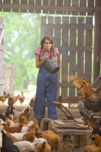 miley-cyrus_COM-hannahmontanathemovie-stills040