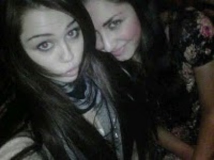 miley cu amica de sus