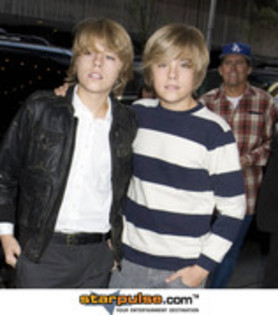 XSDFZKIUWLDEZXTUBZH - Dylan-Cole Sprouse