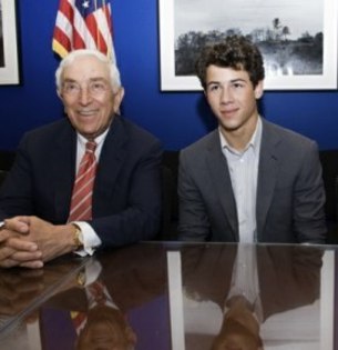 nick-jonas-02-2009-06-23 - Nick Jonas and the president