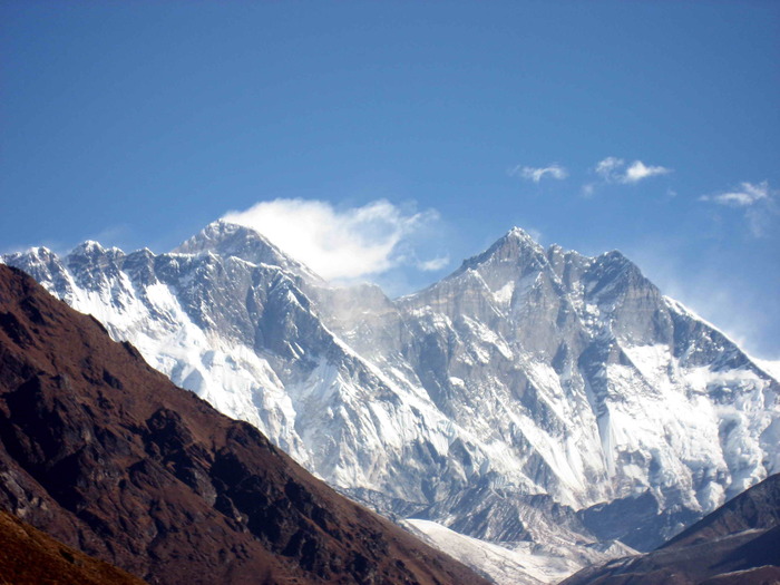 IMG_0220; Everestul maiestuos ,in zare si inca unul din virfurile de peste 8000 de m
