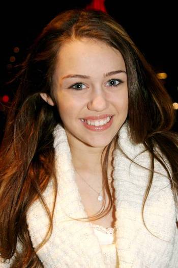 6467_miley-cyrus_dot_com-thanksgivingdayparade-2006nov23nyc-z005-