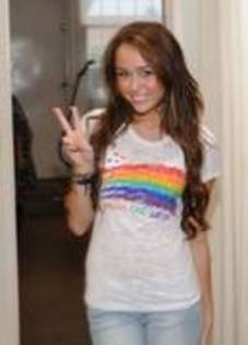 MOIZOEDQHRDXKICRLAR - Miley-NY City- Shopping-August 23 2008