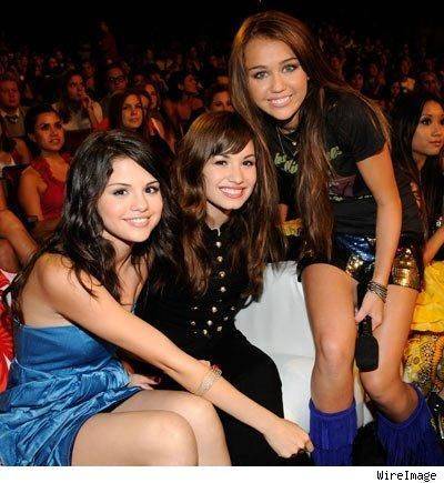 Miley Cyrus cu prietenele - Clubul Fanilor lui Miley Cyrus