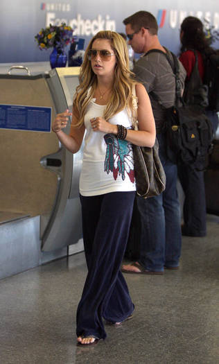 ashleytisdale21 - Ashley Tisdale