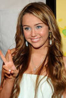 REODFWNSEGNSPEPSUUP - miley in rochie alba
