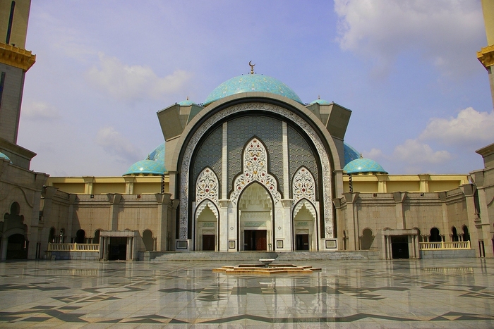 Wilayah Persekutuan Mosque in Malaysia (courtyard) - Islamic Architecture Around the World