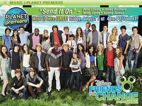 941c20297c803233_SendItOnPremiere002_xxlarge - desene vedete disney channel