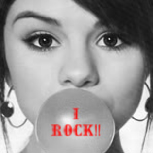 th_Selena_Bubble-1 - Selena Gomez poze rare