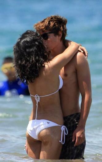 vanessa-hudgens-zac-efron-bikini-beach-date-91.preview[1] - concurs 20