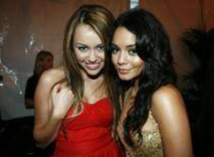 TKJNBHTAAOCRRNEJFHV - Poze rare cu Hannah Montana