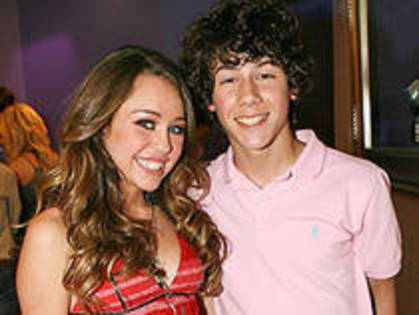 UVTKGGQKJGWTECFNIJM - Miley and nick