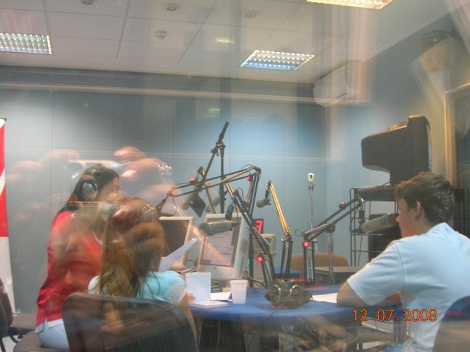 poze prin geam - AL in prima emisiune Radio