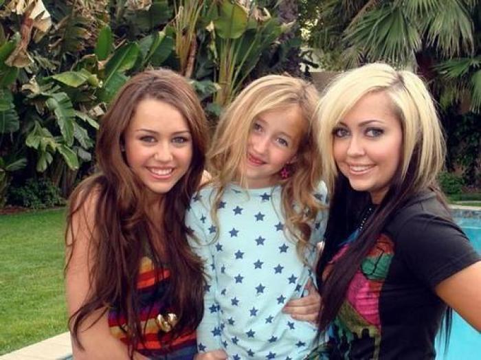 s7W3nu227838-02 - Miley Cyrus si familia