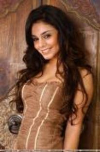 OVSIHUIKUFRIJESOGXG[1] - vanessa hudgens