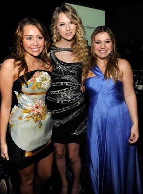 3266132566_6cb050c8d3[1] - Taylor Swift and Miley Cyrus