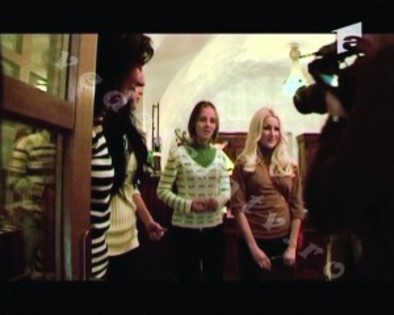 raluca-bambi_aruncati-din-tren_vedetelatv-02-300x240