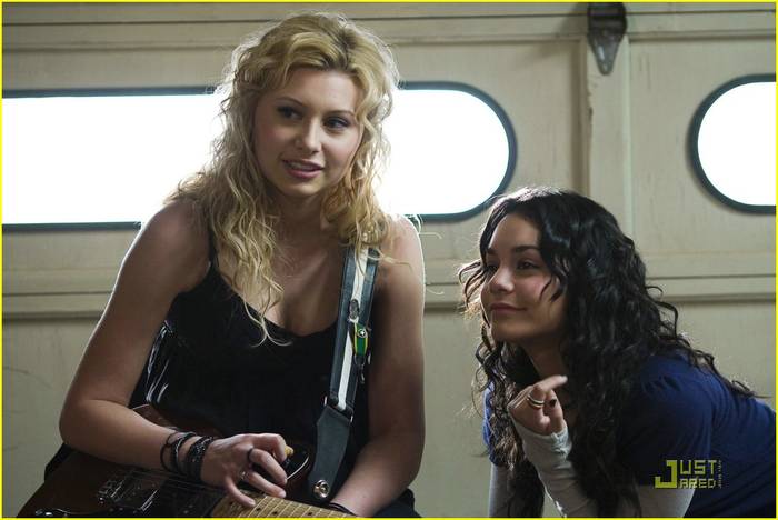 vanessa-hudgens-aly-michalka-bandslam-stills-05