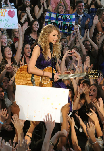 43rd+Annual+CMA+Awards+Show+dpntsCWuJE2l - Cat de mult o iubesc eu pe Taylor Swift