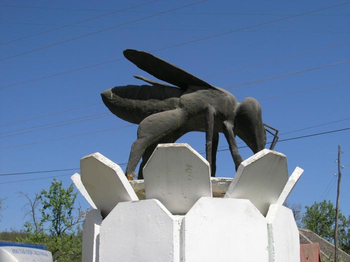 P4150126; Monumentul Albinei  in centrul satului.
Foto: Vasilie Radut
