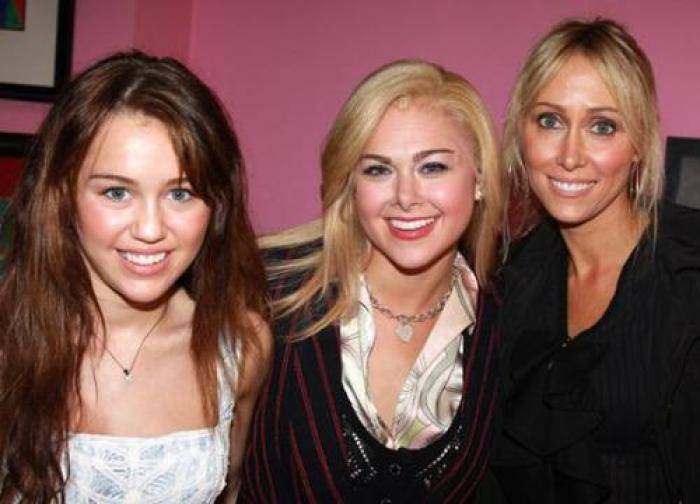 UKINXZTJHUPTCRRISKX - Miley Cyrus And hannah montana