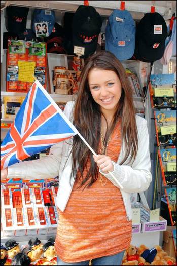 miley-cyrus_com-modeling2007london-set28-005 - aici sunt doar poze cu miley cyrus-hannah montana