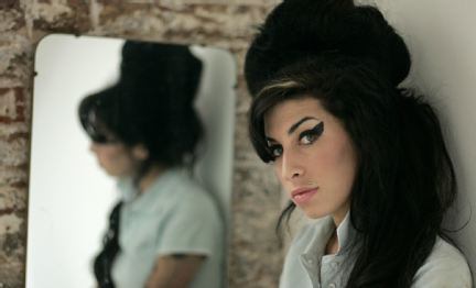 44697_Amy_Winehouse_-_Mari_Sarai_Photoshoot_9_122_354lo_m.0.0.0x0.432x262[1] - Amy Winehouse