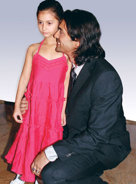 Arjun si fetita lui - Arjun Rampal