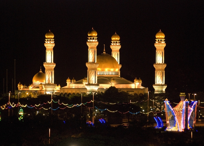 Jamie Asr Mosque in Brunei (night) - Islamic Architecture Around the World