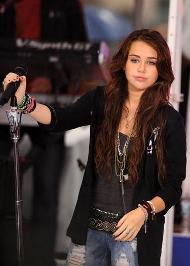 miley_cyrus_professional_jetsetter