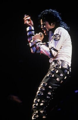 O miscare frumoasa - Michael Jackson cantand sh dansand la concerte