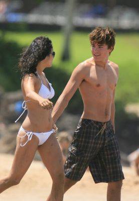 normal_zanessa_beach_candid_017