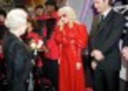 thumb_0_x_55_267779_207841_ga - Lady Gaga costumata ca o diavolita a cantat pentru regina Elisabeta