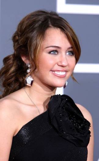 0000527672-39814L - Miley Cyrus in rochie neagra