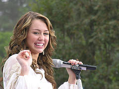 Miley Cyrus cantareata