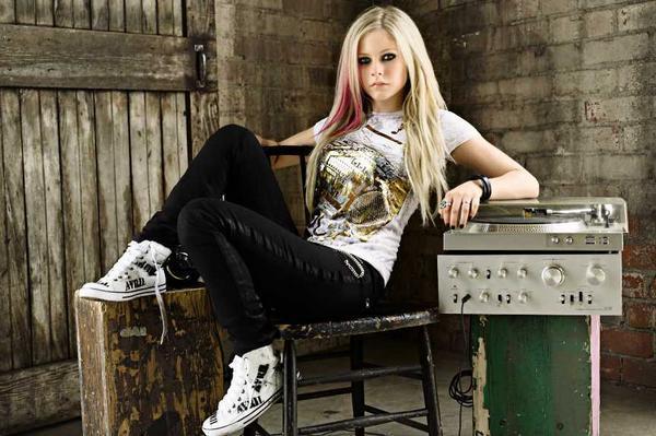 SZQUVNSQKEDACAAMBAS - Avril Lavigne