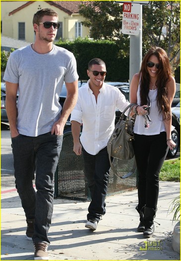 miley-cyrus-liam-hemsworth-la-03 - Miley Cyrus Takes Liam Hemsworth Around Los Angeles