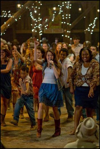 miley-cyrus_COM-hannahmontanathemovie-stills047