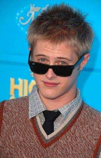 lucas-grabeel-picture_356x555_0_0_0x0_356x555 - concurs 15