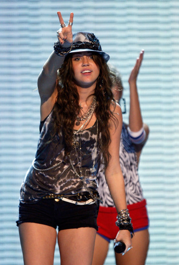 28sc9k4 - miley cyrus teen choice awards 2009 live performance picures